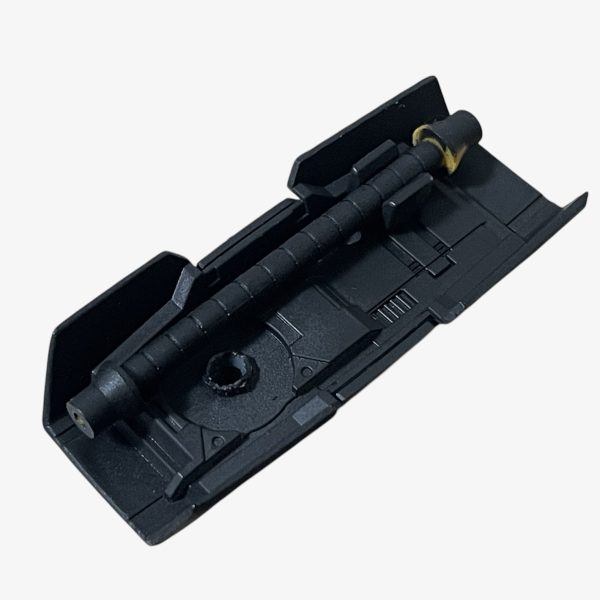 首を1.5mmほど延長してゲルググJ用のブレードアンテナをつけて、その他に少しディテールを追加してサフを行いました。右腕部のガトリング用のマガジンですがやはり連邦用のものが合わないので、バックパック工作時に余ったパーツとグフカスタムのガトリング用給弾ベルトを使って作り直しました。各シールド裏に武器をマウントできるようにしています。（4枚目）