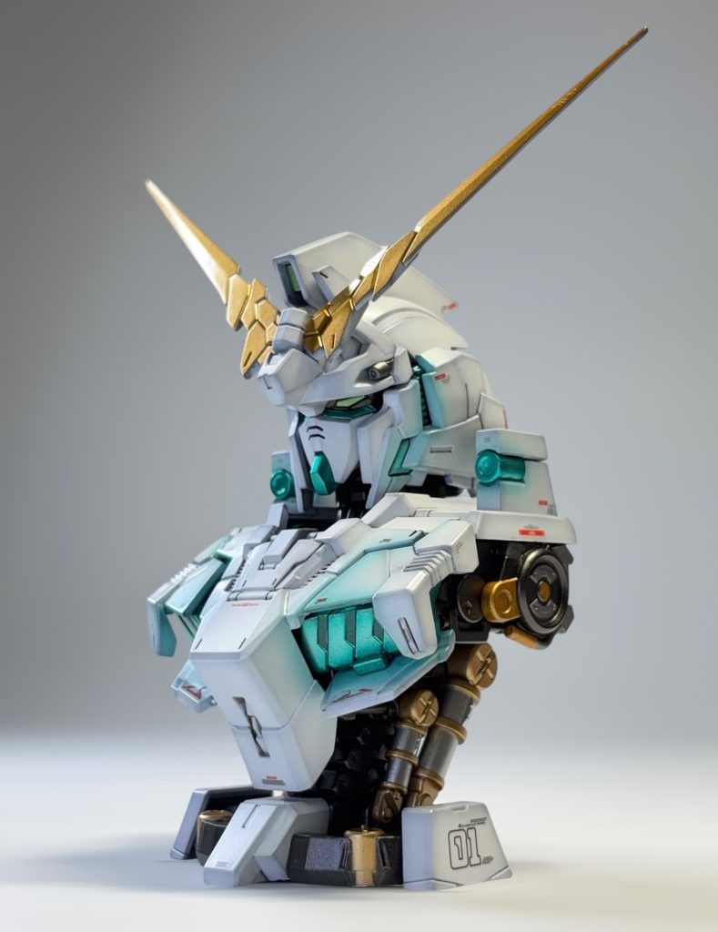 今回はLEDユニットなしでもサイコフレームが発光しているように見えることを意識し、塗装で光の表現に挑戦しています✨