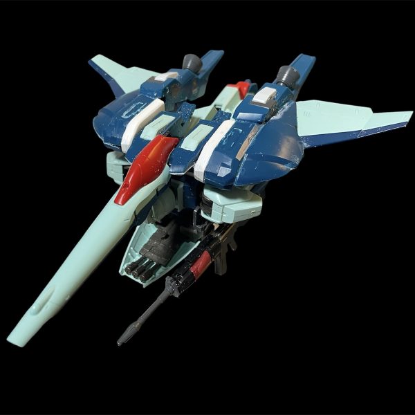 HGリガズィをベースにリガズィカスタムをミキシングして作成して行っています。まずはBWSをスリム化してバックパックとして装備できるようにしました。特徴的なビームアサルトライフルは他のガンプラでは表現が難しい形でしたので、システムウェポン002とデスルターのライフルに加えてNIKKEのプラモデルを使って再現しました。（3枚目）
