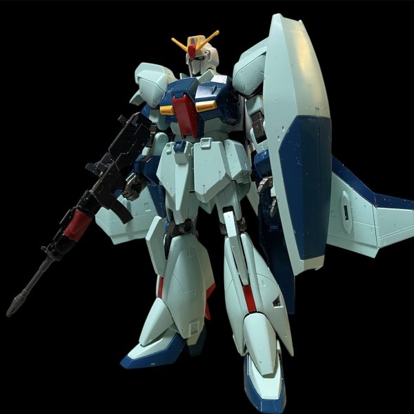 HGリガズィをベースにリガズィカスタムをミキシングして作成して行っています。まずはBWSをスリム化してバックパックとして装備できるようにしました。特徴的なビームアサルトライフルは他のガンプラでは表現が難しい形でしたので、システムウェポン002とデスルターのライフルに加えてNIKKEのプラモデルを使って再現しました。（2枚目）