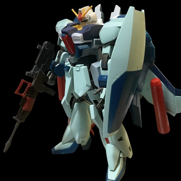 次に胴体に取り掛かりました。ライトニングガンダムのボディに変更しました。腕の取り付けは無加工で取り付けできました。エアインテーク部分の出っ張りを削り落とし、インパルスのおまけに入っていたフリーダムのボディパーツのエアインテークを移植。コックピットハッチと、ハッチ周りにはリガズィのパーツを流用しています。頭部はライトニングZガンダムの頭部に変更。（3枚目）