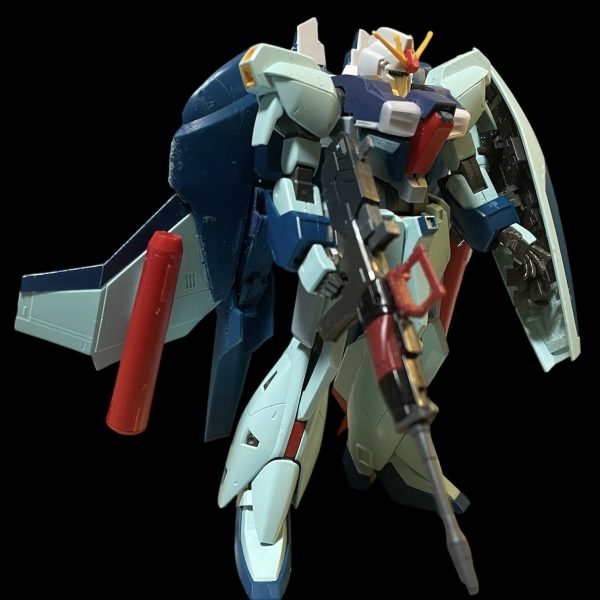 次に胴体に取り掛かりました。ライトニングガンダムのボディに変更しました。腕の取り付けは無加工で取り付けできました。エアインテーク部分の出っ張りを削り落とし、インパルスのおまけに入っていたフリーダムのボディパーツのエアインテークを移植。コックピットハッチと、ハッチ周りにはリガズィのパーツを流用しています。頭部はライトニングZガンダムの頭部に変更。（2枚目）