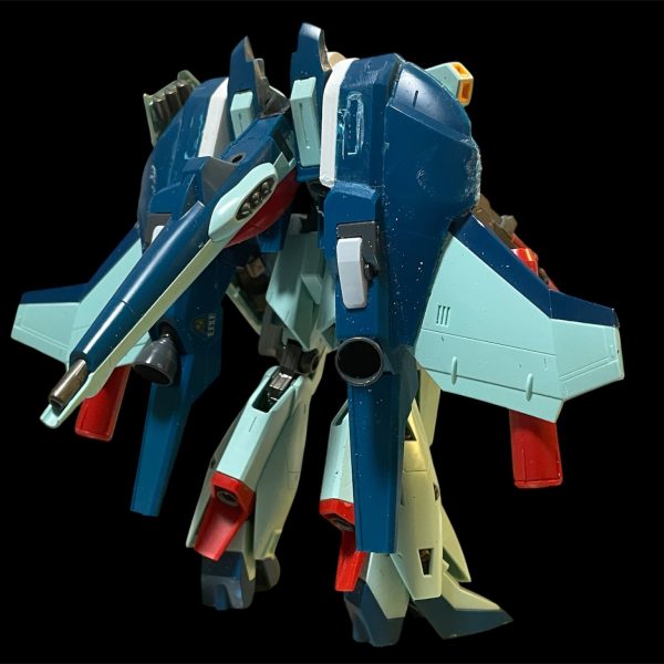 次に胴体に取り掛かりました。ライトニングガンダムのボディに変更しました。腕の取り付けは無加工で取り付けできました。エアインテーク部分の出っ張りを削り落とし、インパルスのおまけに入っていたフリーダムのボディパーツのエアインテークを移植。コックピットハッチと、ハッチ周りにはリガズィのパーツを流用しています。頭部はライトニングZガンダムの頭部に変更。（4枚目）