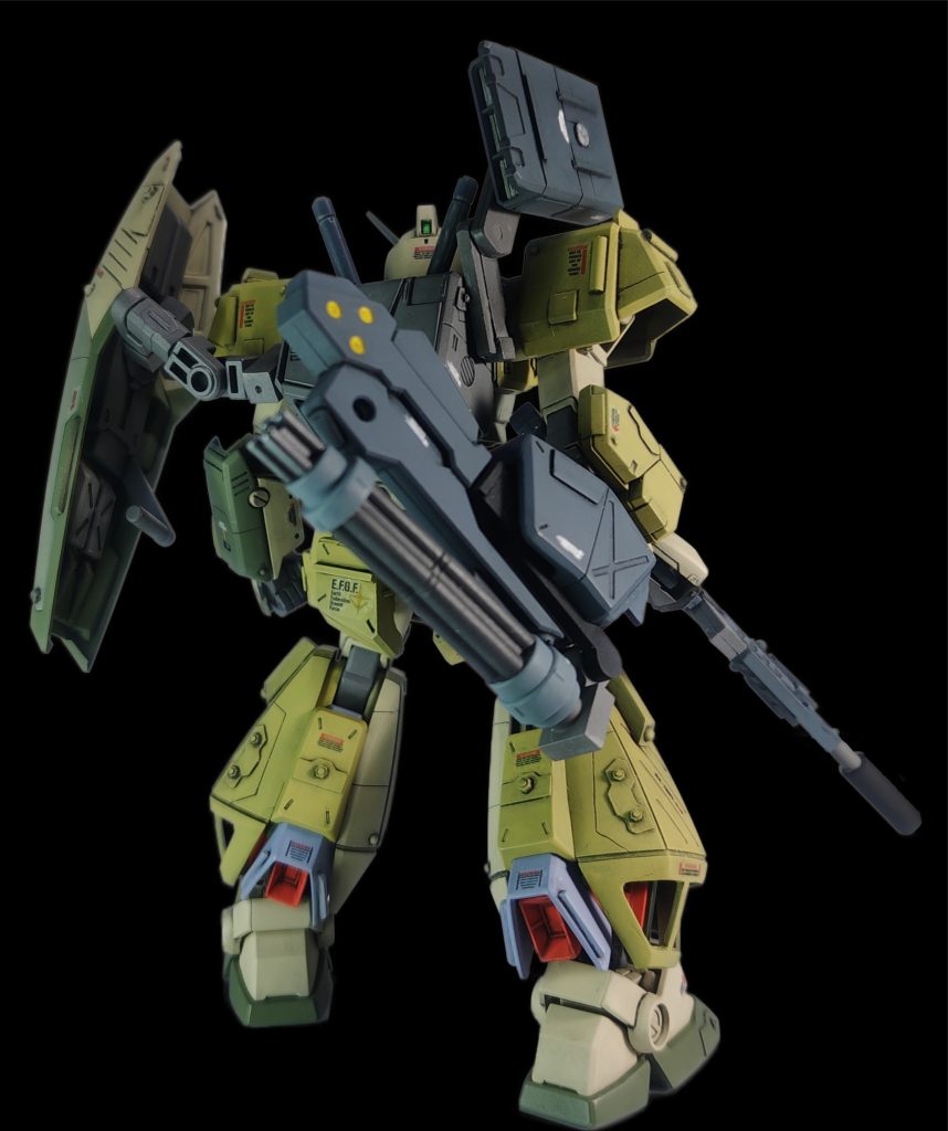 ランドセル：シールド用マニピュレーターとミサイルランチャー用のマニピュレーター右腕：大型ガトリングガン。結合部分のパーツは、腕のアーマーを改造。