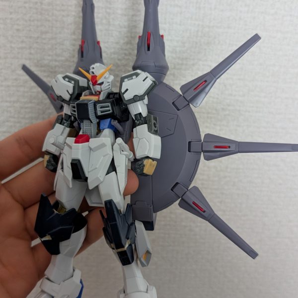 オーブの、どっかちょっとあっちらへんの島に隠してあったアカツキの弐号機。なんか色々手が加えられており、ベース機体はストライクからストライクフリーダム弐式に変更され、より繊細な動きが可能になっている。ベース機体はマイティーストライクフリーダムを元にしてます。アカツキほどお金は掛けられないので、装甲色は金色ではなく灰色でしょう。完成は…するんでしょうか…。（2枚目）