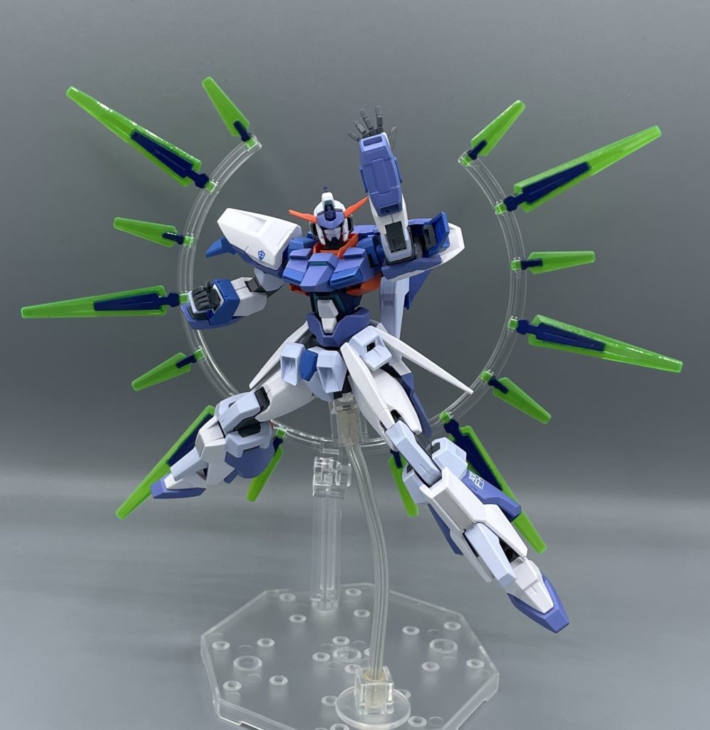 Cファンネル！展開！！　AGE世界のガンダム達は、１ｓｔ・Ｚ・ＺＺの主役機がオマージュされています。　RX-78-2によく似たAGE-1、Zのように飛行形態へ変形するAGE-2、ZZのようなドッキング機構＆巨大ビーム砲を持つAGE-3。　ここまでくれば、次なるMSは当然「逆襲のシャア」のνガンダム！ですよね。AGE－FXは、νガンダムをモチーフにしているので、ファンネルを装備しています。　しかし、MSデザインはνガンダムをなぞっているわけでは無く、独自のデザイン、ファンネルも性質の異なるものとなっています。