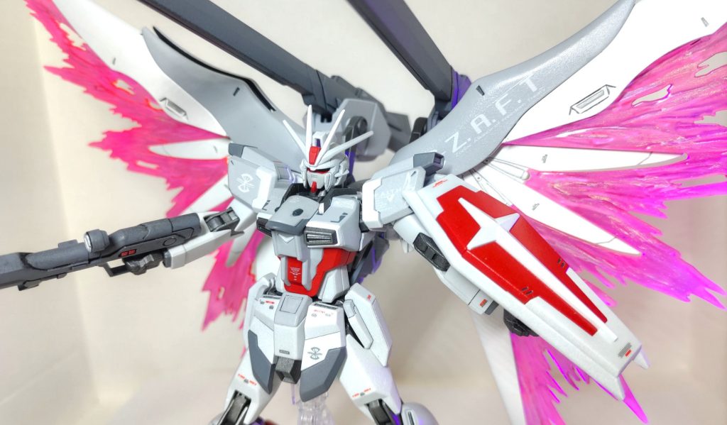 光の翼はガイアノーツの 蛍光パールピンクとクリアーパープルとアルキメットホワイトに蛍光クリアを塗装したあとガンダムマーカーEX トランザム ホロレッドにクリアを塗装