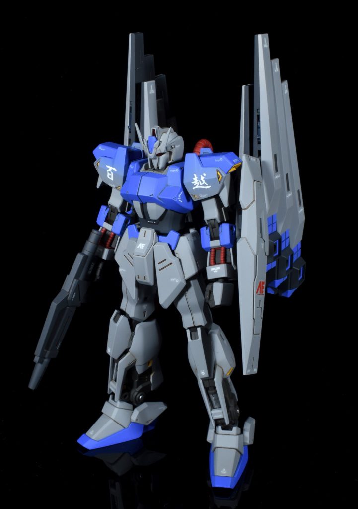 百式をベースにオプションパーツセットのフィンファンネルを組み合わせて製作。その他いくつかのキットを使用しています。カラーリングはグレーを基調にブルーをアクセントにしています。