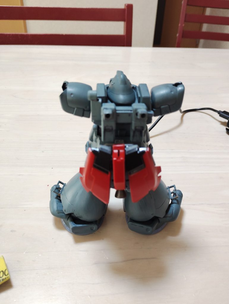 下地塗装中に物足りなくなってシナンジュのスカートを本来のスカートの後ろに追加装備し、ユニコーンの足で作ったブースターをバックパックに装備しました