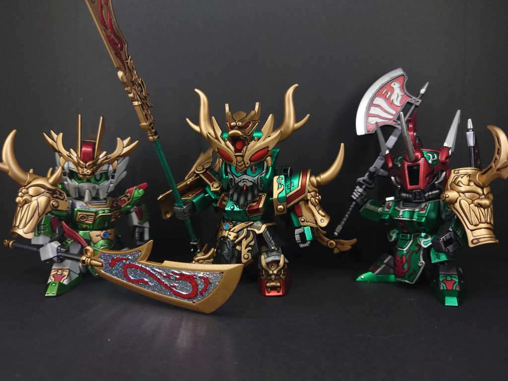 見よ、鬼の牙の昂りを！！鬼牙装関羽ガンダム悪の支配者・董卓を倒したことで、三璃紗は群雄割拠の戦国時代へと突入していた。広く国を見て、乱れた国土を立て直すため、劉備、関羽、張飛の3人は再び立ち上がることとなる。説明書引用してるので変な感じですが、関羽隊のスリーショットです。