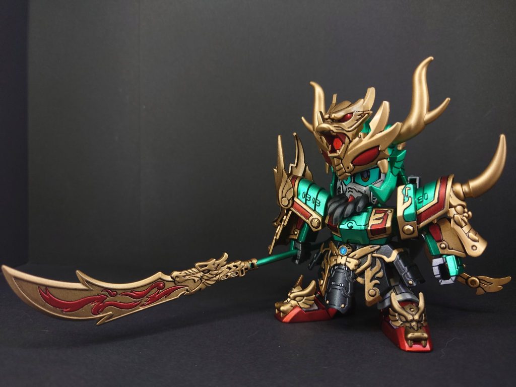 CV：安元洋貴演：ΖΖガンダム（機動戦士ガンダムΖΖ）鬼髭の大武勇の異名を持ち、冷静沈着で大胆不敵、礼節と武勇を兼ね備えた侠(おとこ)。旧名は「長生」。黄巾党討伐を志して旅をしていた所、張飛ガンダム・劉備ガンダムと出会い義兄弟の契りを結んだ。それからも劉備ガンダムの弟分として民の未来のために尽力する。物凄いひげが生えており、鬼髭という仇名がある。武器は青龍偃月刀「鬼牙龍月刀」。必殺技は一秒間に100発もの連撃を放つ鬼牙百烈撃＜オーガひゃくれつげき＞。関羽は「赤ら顔」とされているため、京劇や絵巻物では赤い顔を際立たせるために緑色の服や鎧で描かれるのが習わしとなっている。そのため、関羽ガンダムも緑一色の鎧を着用している。アニメ『BBW』では鬼牙装という上位形態が登場し、ますます『機動武闘伝Gガンダム』に出てくるドラゴンガンダムを思わせる姿となった(一応鎧の形状にはフルアーマーΖΖガンダムの意匠が見受けられる)。設定では過去に恋人の楼蘭を呂布トールギス配下の兵隊に殺されて村を焼かれており、呂布を倒すためだけに生きてきたのが張飛・劉備との出会いで次第に変わっていった、とある。また、関連キャラとしては養子の関平ガンダムをSガンダム、子分の周倉ドーベンウルフをΖΖのライバル機体であるドーベン・ウルフ（実はガンダムMk-Vがベース機体）が演じている。※pixiv百科事典より