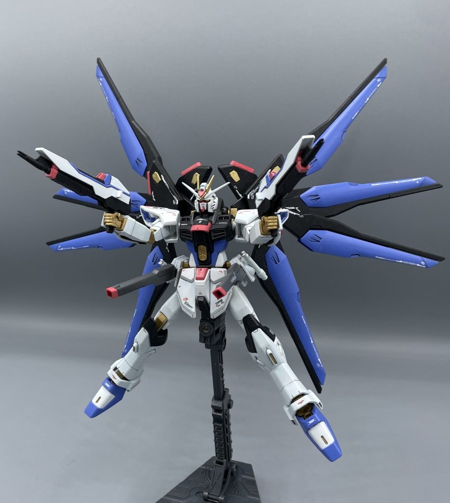 フルバースト！！！　フリーダムではおなじみの全武装の一斉発射！！　　マルチロックやドラグーンの操作、機体制御など多岐にわたる情報処理を一度に実行する必要があるため、空間認識能力に長けたキラ君だからこそ出来る必殺技です！そう、少なくとも２０年近くそう信じられてきました。しかし・・・&nbsp;　劇場版SEED FREEDOMでアスランがドラグーンを易々と使いこなすもんだからビックリ仰天。やはり最強はアスラン・ザラか。