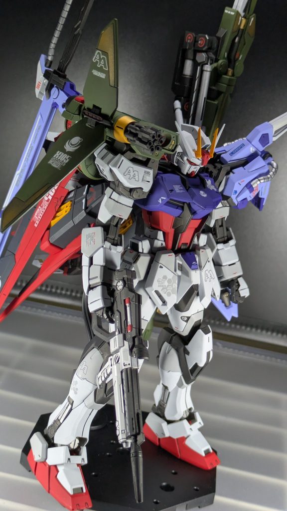 デカールも大きいので失敗が怖かったですが、『RG ゴッドガンダム』を作成した時のダイソーで揃えられる水転写式デカールの難易度を下げるキットが役に立ち、きれいに貼ることが出来ました。ということで、今回は初のMG＆クリアパーツの全塗装ということを課題とした『MG パーフェクトストライクガンダム』でした！この作品がきっかけで、作成中も積みプラの中にMGが増えていったことは内緒です・・・。いつかそれらも作成し、皆さんに見ていただけたらと思います！今作もご覧いただき、ありがとうございました。駄文、長文失礼致しました。