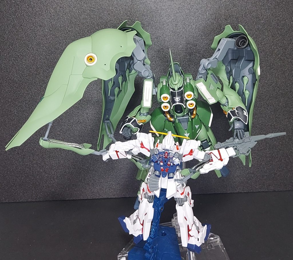 劇中のシーンを再現してみた～２～これ、これをやりたくて赤フレユニコーンを買ったのですよ。かませ犬にされたマリーダさんが、それでもユニコーンを捕らえたシーンですね。