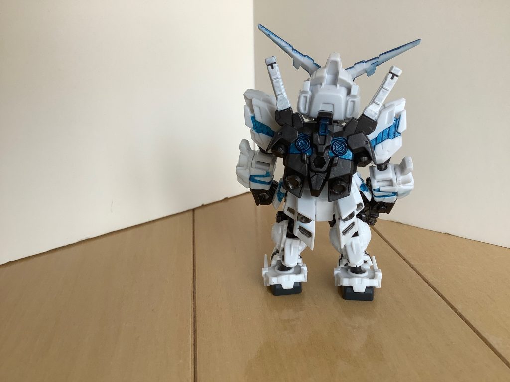 バックショット元々後ろ側のサイコフレームは一切付属のシールが無かったのも今回の作品を作ったきっかけ