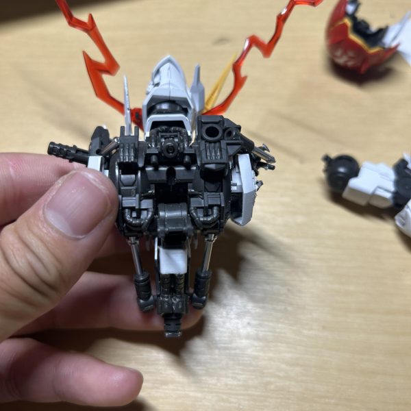 以前から制作していたバルバトスルプスです。ものすごく久々の投稿です。グフカスタムはいい案が浮かばずそのまま放置となっています😭前回のルプスレクスから成長したな！と思ってもらえる作品にしたいと考えています。よろしくお願いします！主に胴体周りの改造を行いました。胴体を1センチ延長、首を3ミリ延長しました。胴体1センチはとても大胆な延長でしたが、やってみるとしっくり来てよかったです！（2枚目）