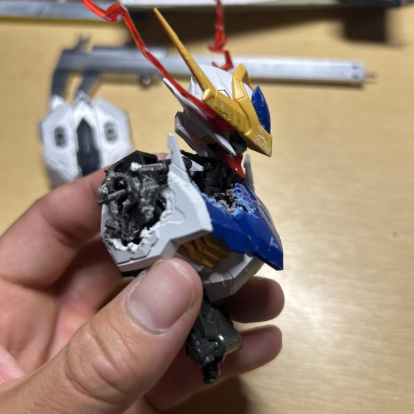 以前から制作していたバルバトスルプスです。ものすごく久々の投稿です。グフカスタムはいい案が浮かばずそのまま放置となっています😭前回のルプスレクスから成長したな！と思ってもらえる作品にしたいと考えています。よろしくお願いします！主に胴体周りの改造を行いました。胴体を1センチ延長、首を3ミリ延長しました。胴体1センチはとても大胆な延長でしたが、やってみるとしっくり来てよかったです！（3枚目）