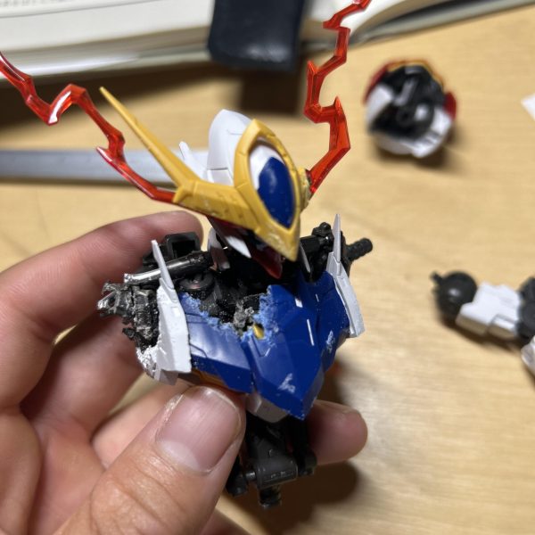 以前から制作していたバルバトスルプスです。ものすごく久々の投稿です。グフカスタムはいい案が浮かばずそのまま放置となっています😭前回のルプスレクスから成長したな！と思ってもらえる作品にしたいと考えています。よろしくお願いします！主に胴体周りの改造を行いました。胴体を1センチ延長、首を3ミリ延長しました。胴体1センチはとても大胆な延長でしたが、やってみるとしっくり来てよかったです！（4枚目）