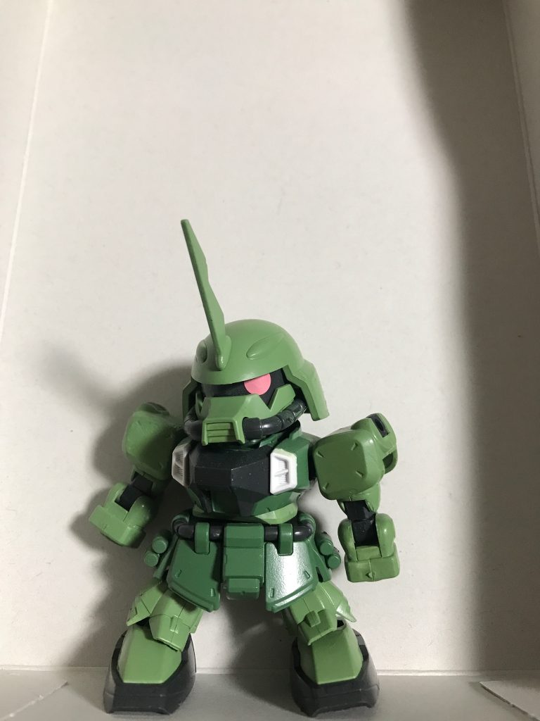 決めポーズもやってみますがやはりシールドと手が無いので締まらないですね。