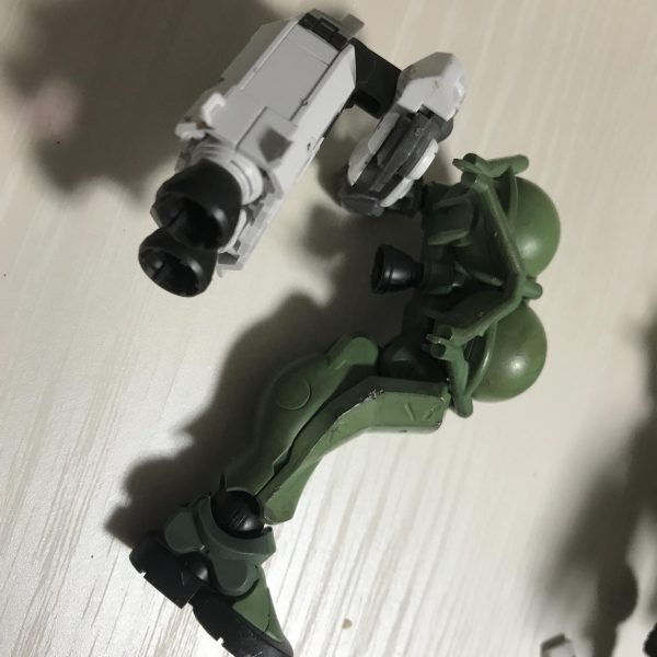 家のジャンクパーツをかき集めて作ったフレキシブルアームとブースターです。エアリアルの腕と万博ガンダムのブースター、ジョイントの径を合わせるためにSDのハンドパーツを加工したものを使用しています。（2枚目）