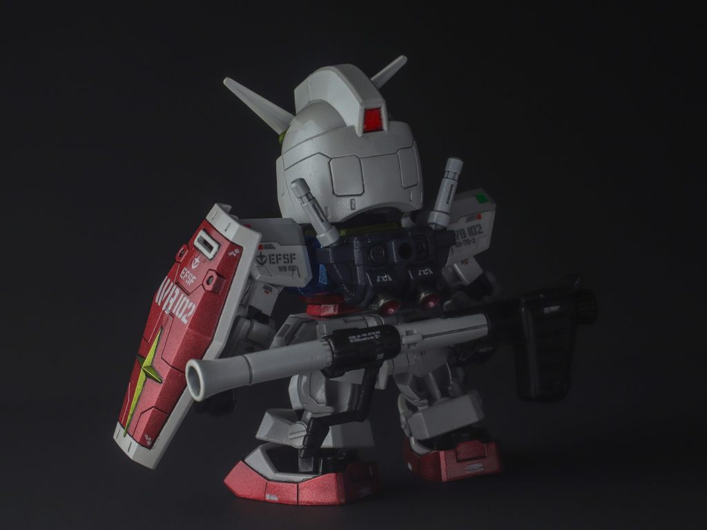 バズーカは、「機動戦士ガンダム CAPSULE ACTION ～初音ミク color Ver.～」のバズーカを使用しました。工作バズーカは、コトブキヤのボールジョイントを仕込み、干渉を避けるため約7mm浮かせてマウントできるように加工しています。