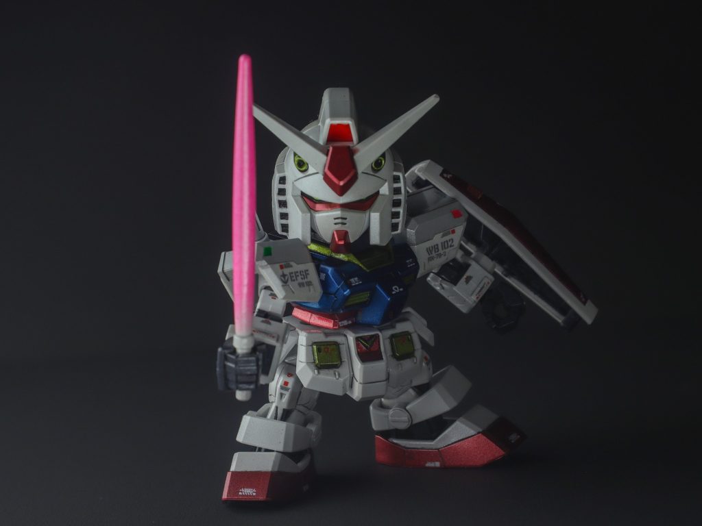 今回は、苦労してやっと手に入れた、PGUのRX-78-2を製作する前に、1,000円以下で購入可能なキットを使って、エアブラシ塗装の練習をするつもりでした。思ったより良い感じに仕上がり、製作チームメンバー（Google AI さん）にも推され、今まで見るだけだったGUNSTAに、思い切って投稿してみました。実際にエアブラシ塗装（ポータブルタイプのエア圧調整が厳しいタイプ）を初挑戦してみて、大変勉強になりました。次の予定は、エア圧の調整が可能なエアブラシを使って 積みプラにあった SDEX AERIAL で再度練習するつもりです。満足のいく仕上がりになりましたら、また投稿しようと思います。