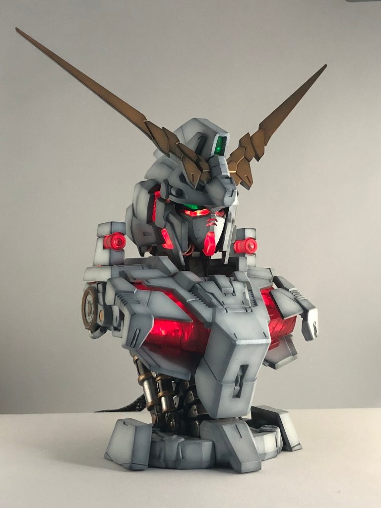 キット通りの「ツインアイ＋サブカメラ」と「胸部サイコフレーム」に加え、頬・顔・肩にもLEDを追加。計17個のLEDを使っています。