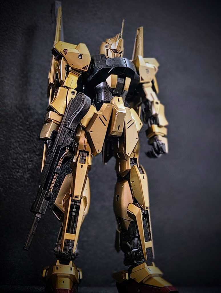 前面カット。工作は素組みで金色はキットのメッキのままですが、その他の部分はシタデルカラーの筆塗りで塗装しています。