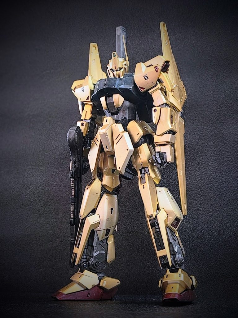 肩のデカールは1/144サイズのガンダムデカールを使用しています。メッキを剥がして塗装される方も多いようですが、自分としてはメッキの色味がとても上品で綺麗な金色と感じていてとても気に入っています。