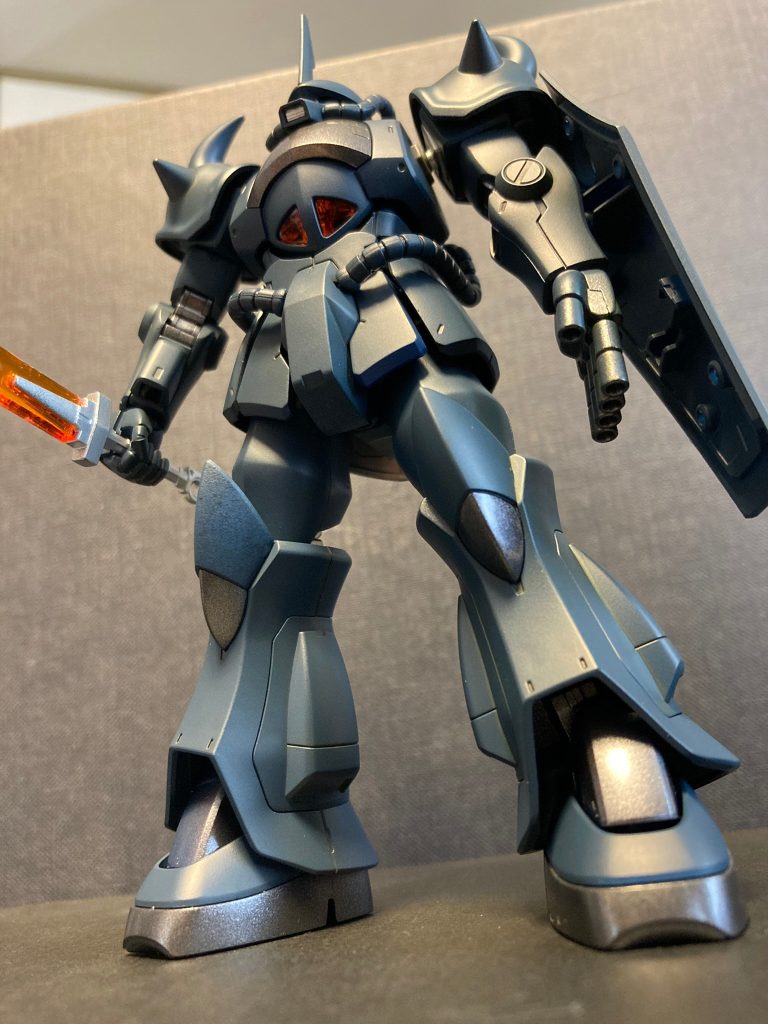 なんか追加装甲とかゴテゴテに付けていこうかとも考えたんですが、キットの出来が良すぎて結局何にもしていません。顔も余剰パーツの古いタイプの方を選択しました。