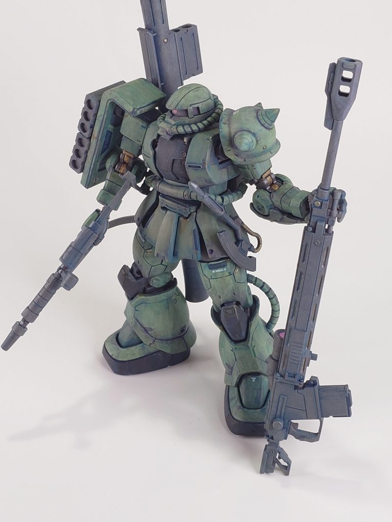 １枚目の画像を見切れ無しでこれだけ武器がついてるとフル装備とかしたくなりますよね欲を言えば左手の持ち手や対艦ライフルを背負えるようなパーツが欲しかった！