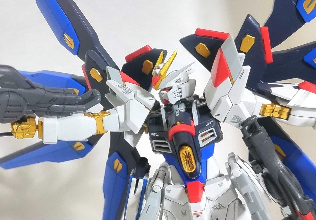 首は約1mm延長してバルカン砲はハイキューショート S1.0mm肩パーツ等に金色（部分を追加しています。