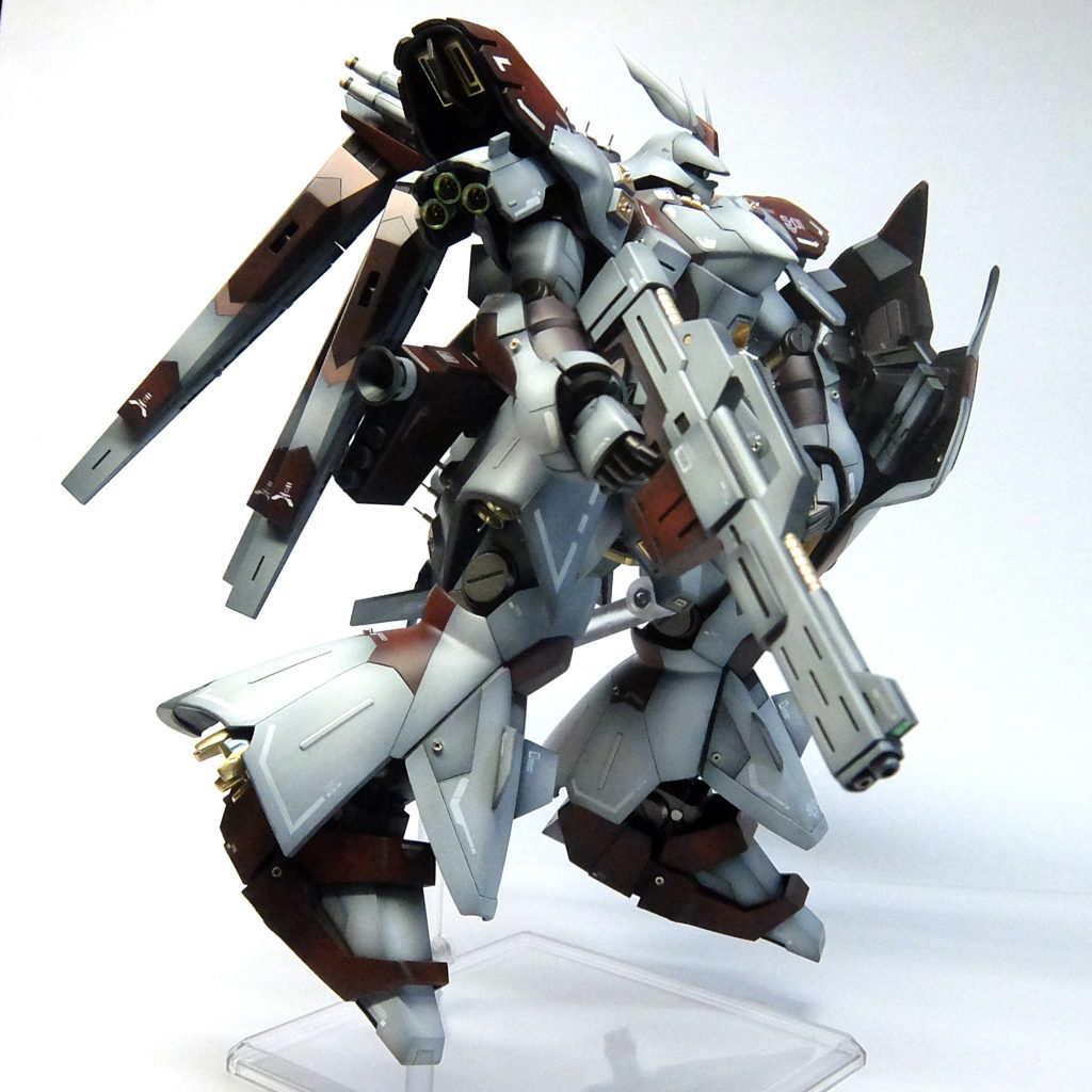 という事で、RGのサザビーとνガンダムの写真を見ながら、こちゃこちゃといじりました。全高は短くしたり長くしたりの合計で2mmほど低くなっているのですが、装備モリモリですごいボリューム感です！