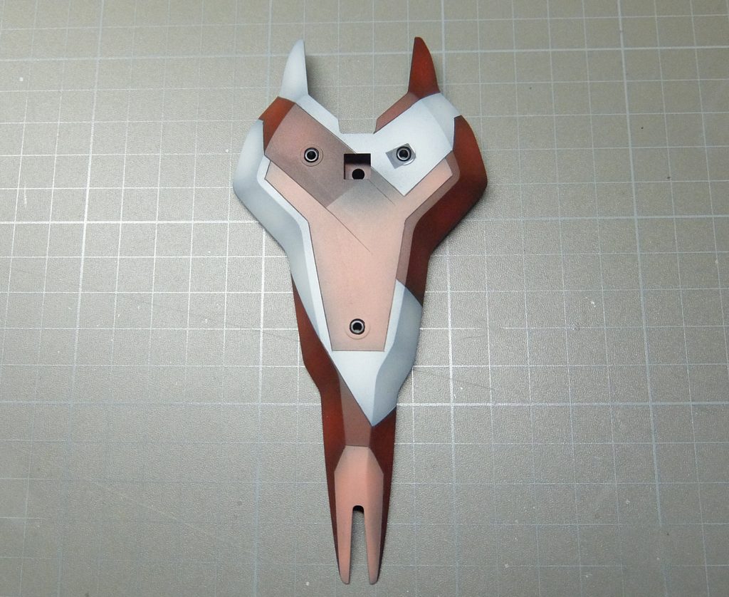 シールドのベース部分です。Hi-νガンダムのパターンにならいましたが、赤／白の塗り分けだとウルトラマンっぽい？
