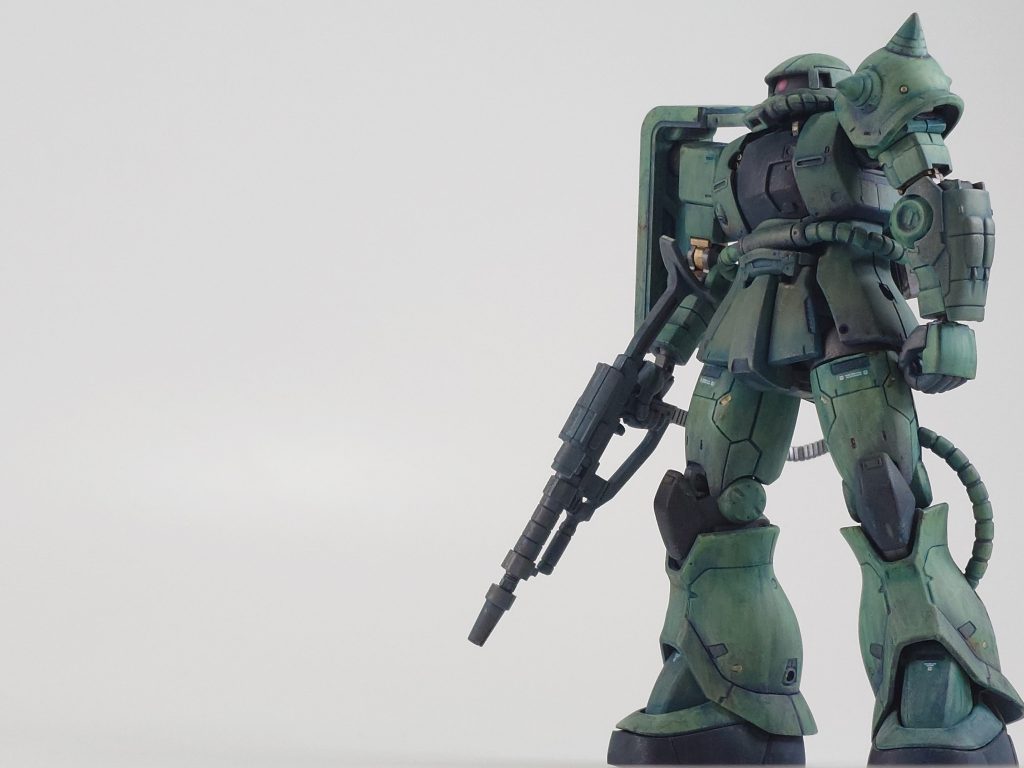 以前作った旧HGUC ザクⅡ（エコプラ）と同じ構図で今回はデカールはかなり少なめにしました