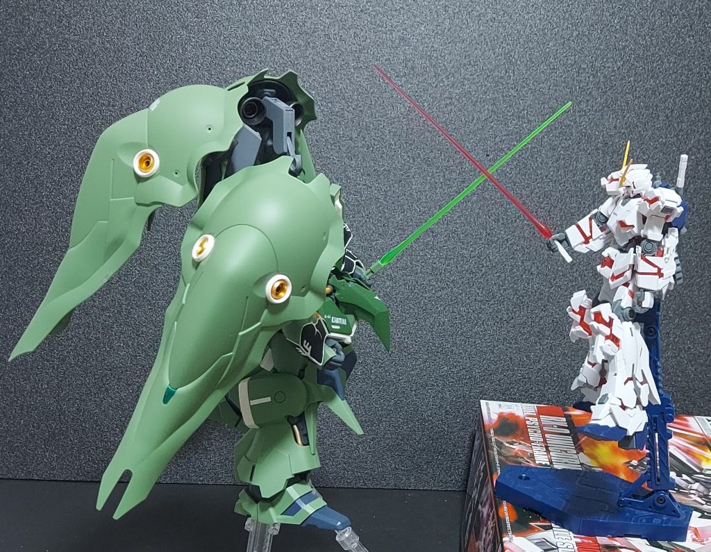 劇中のシーンを再現してみた～１～クシャトリヤの顔が見えませんね。このユニコーンのキットには珍しくビームサーベルのエフェクトパーツが有りませんでした。こういう時のためにもエフェクトは数本保管しています。