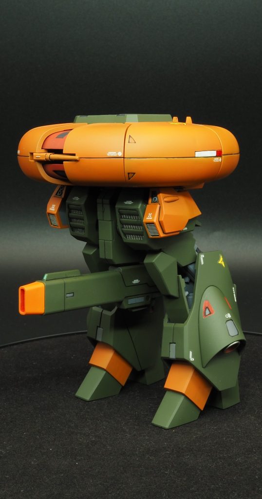 発艦時の半MA形態脛部を展開し、逆間接にできるよう改造しました。