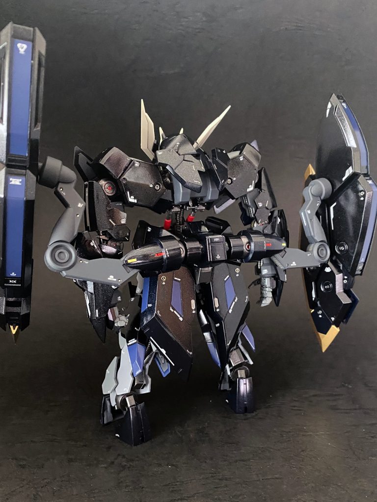 後ろ姿。大きな腰アーマーは少しスジ彫りと色の変化でメリハリを。