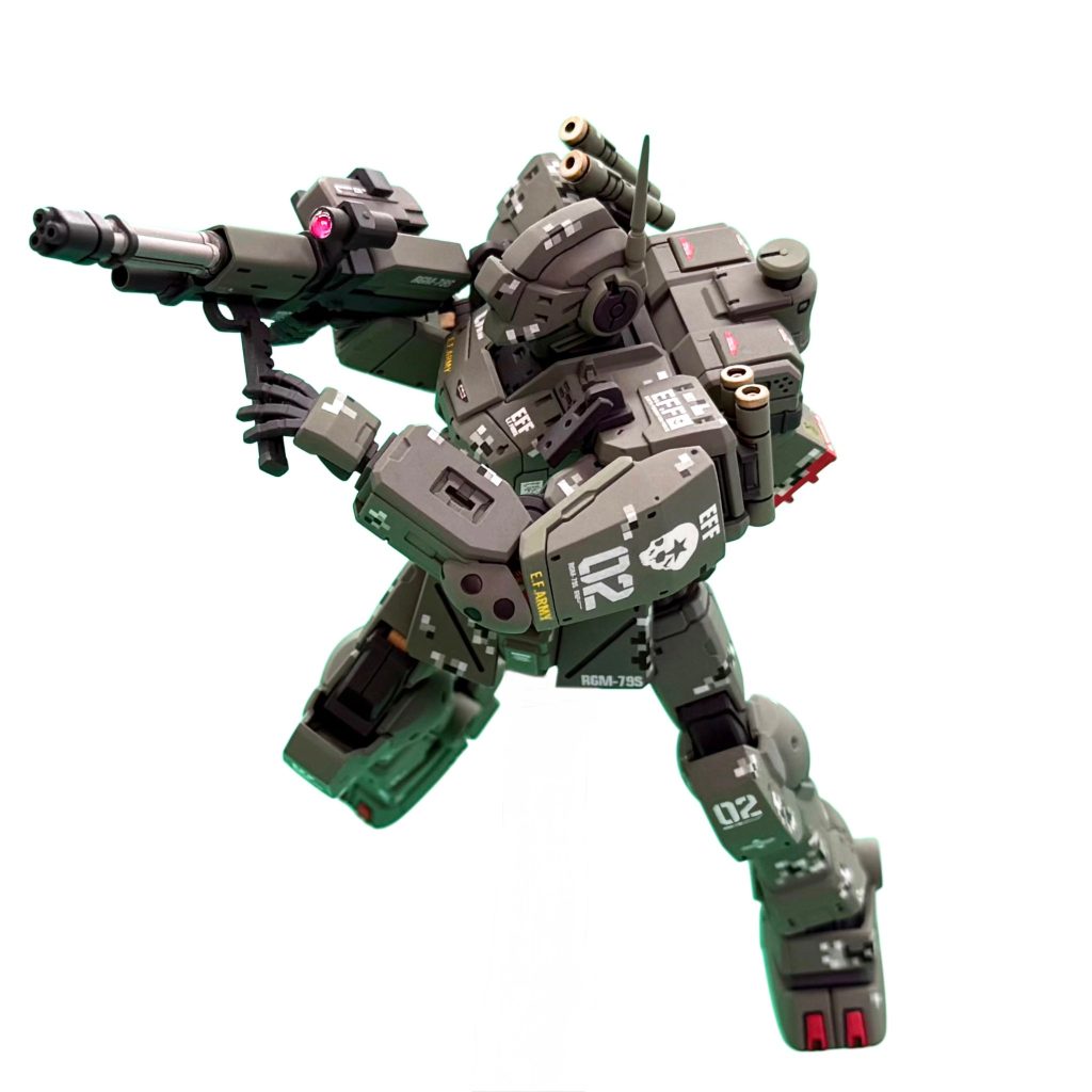 かなり可動域の広いキットなので、迫力のあるポージングが楽しめます(zaku-kao5)