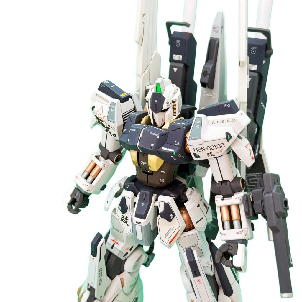 頭部のバルカン砲は、メタルパーツを埋め込んでディテールアップしています。ショルダーアーマーも、内側にフィンを埋め込み上部を大型化しました。