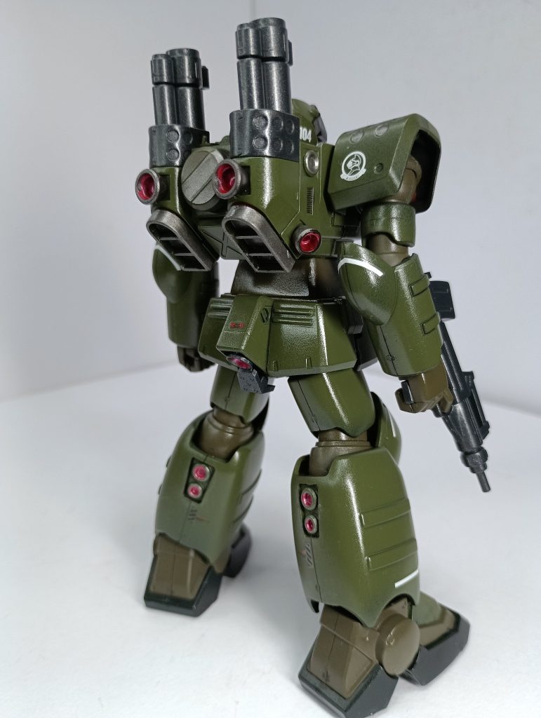 背部。ガンキャノン初期型のデカールをつかったので、鉄騎兵中隊のマークを付けています。