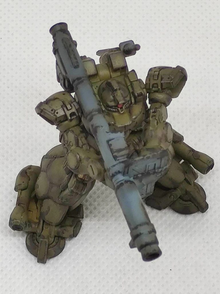 いつもは武器は黒色（焼鉄色）にしているのですが、汚しウエザリングにしたかったので、今回は灰色（ジャーマングレー）ベースにしてみました。