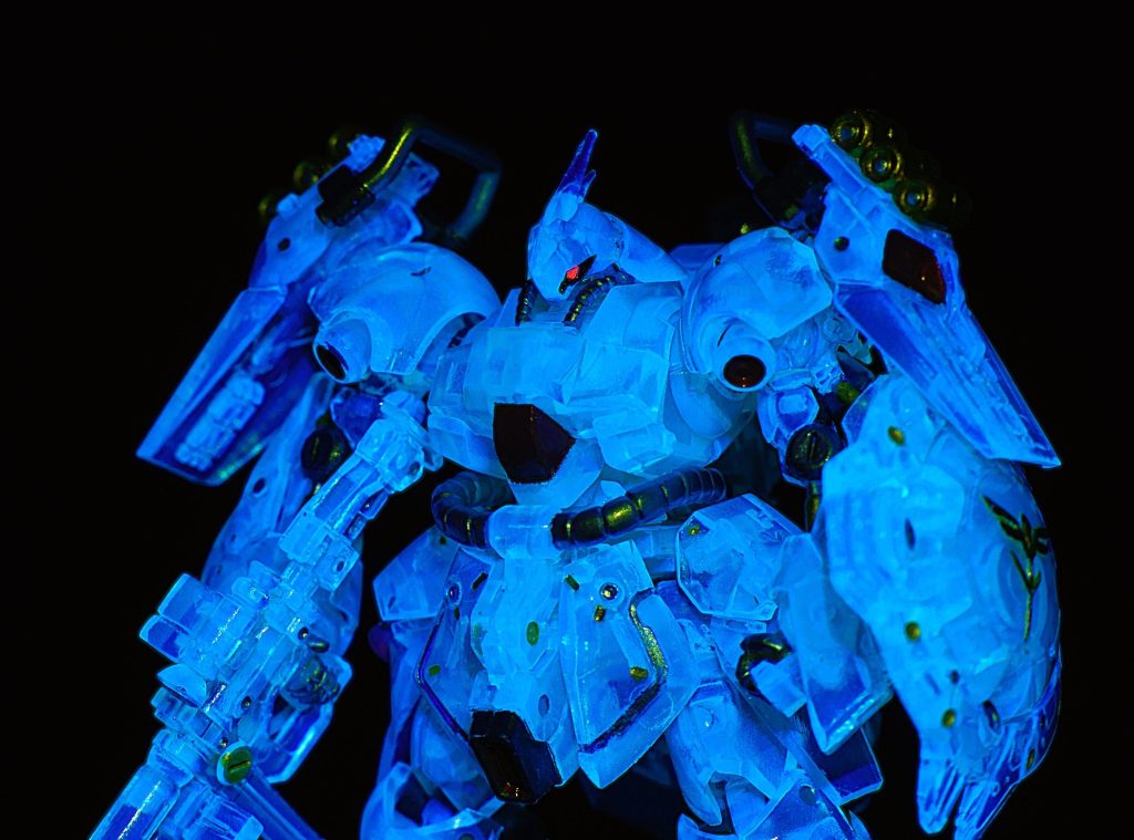 モノアイを蛍光塗装しましたが、全体がぼんやりと光るため、あまり目立ちません(zaku-kao9)