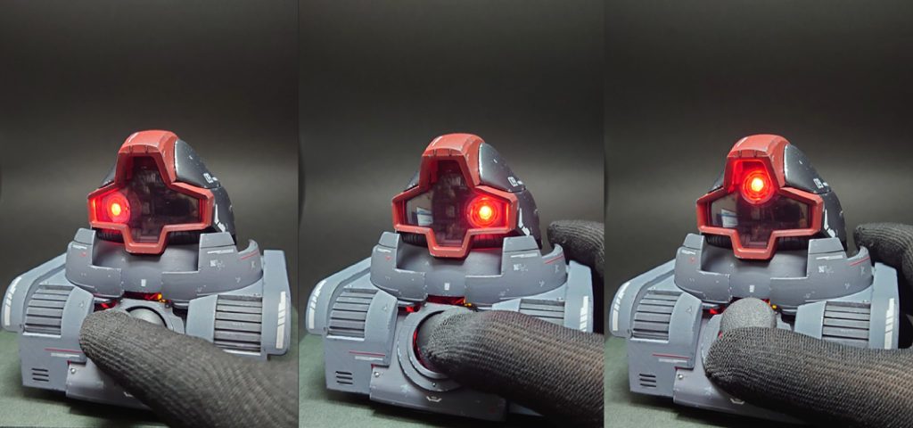 マニュアルモードでは、前面のジョイスティックを使って、モノアイを上左右の3方向に操作可能です。