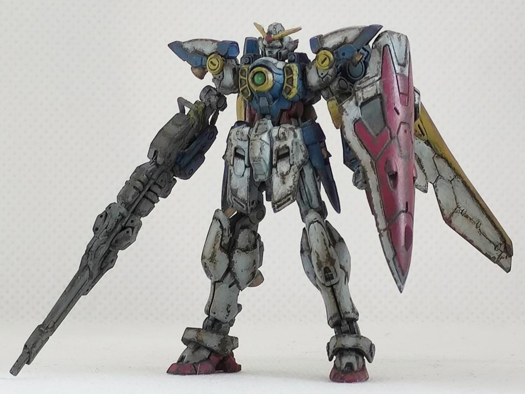 これが元々のキットのポーズに近いです。後ろの羽が重いので武器の重みでギリギリ自立している感じです。