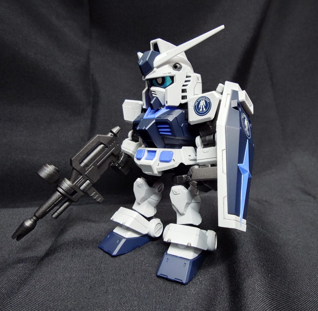 縁あってガンダムベース限定キットを入手できましたので、全塗装+シールで製作しました。ガシガシ動かしてアクションを取りながらの撮影は楽しかったですね(gundam-kao6)
