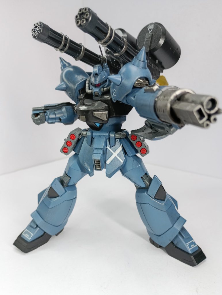 色はミディアムブルーで塗装。仕上げにMrウェザリングカラー(黒)を塗ったのですが、ふき取る前に色が定着してしまい個人的に失敗してしまいました…(zaku-kao9)