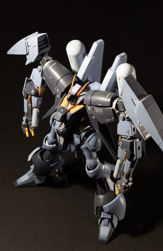 つま先はゼータガンダムのものを使用、より連邦系のイメージになるようにしてみました。全身にスジボリでパネルラインとレッドチップを追加しています。