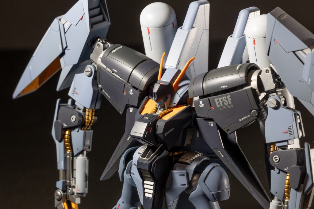 肩アーマーは分割してなんちゃって大型化。覗き込まないと見えないですが排気ダクトのようなディテールを追加しています。コクピットから腰まで大型化、特にウエストは８ｍｍほど幅増ししてどっしりさせました。