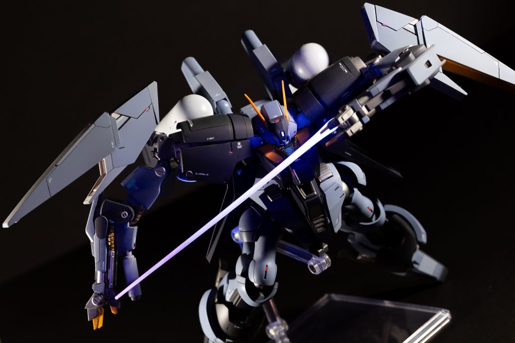 アクションポーズ頭部センサーとビームサーベルブラックライトで発光。